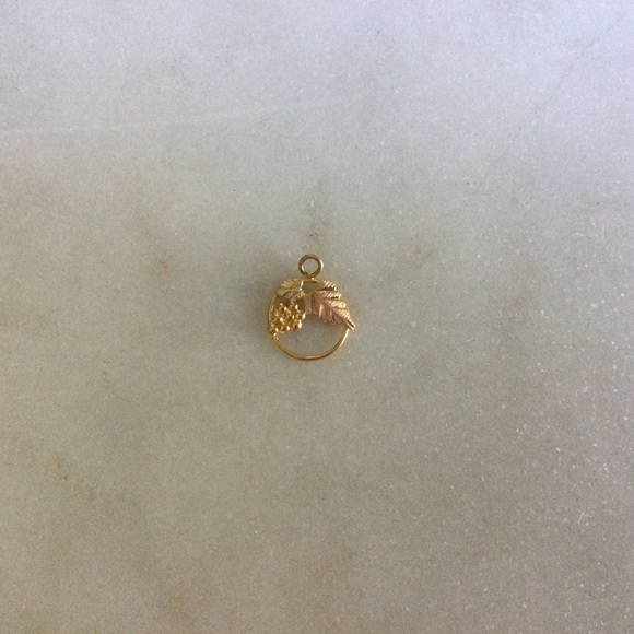 Petite Black Hills Gold Round Necklace Pendant - Picture 1 of 4